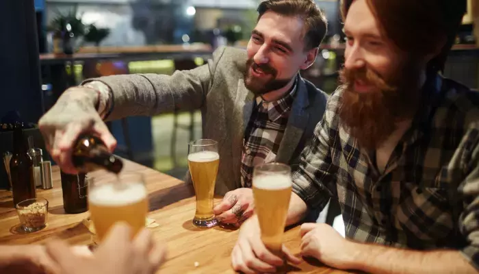 Amigos bebendo cerveja no bar