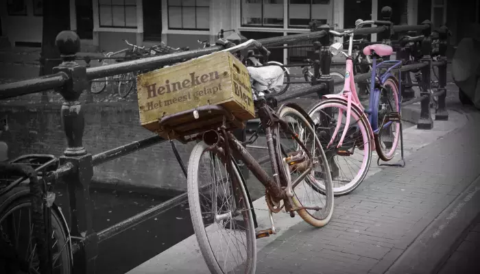 Bicicleta no canal de Amsterdã