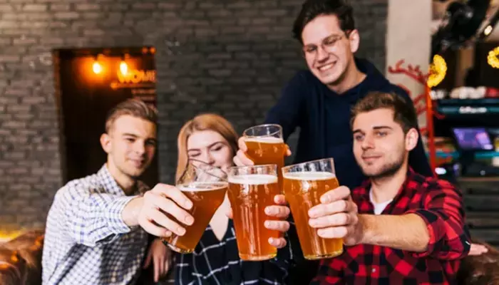 Celebração entre amigos com cerveja
