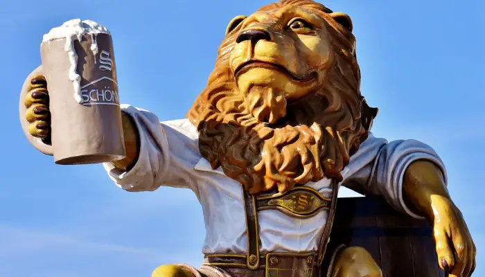 Estátua de um leão segurando um copo de cerveja