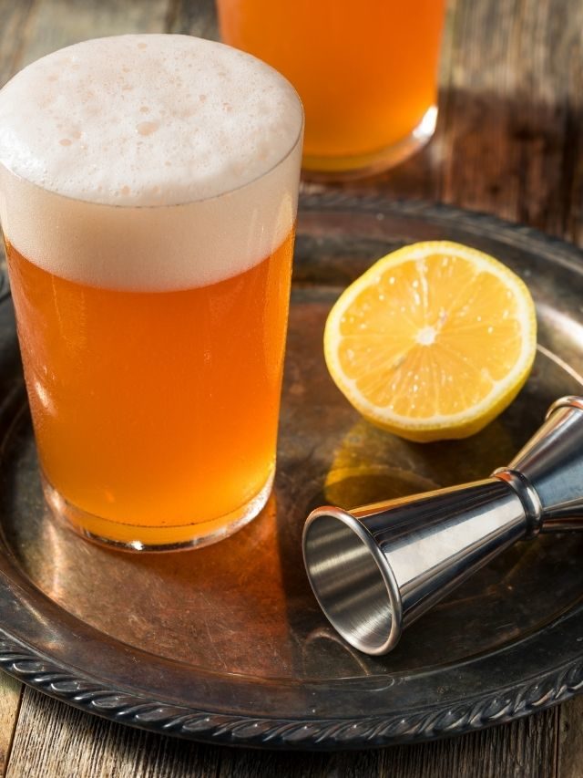 Aprenda a preparar um refrescante coquetel com cerveja e bourbon