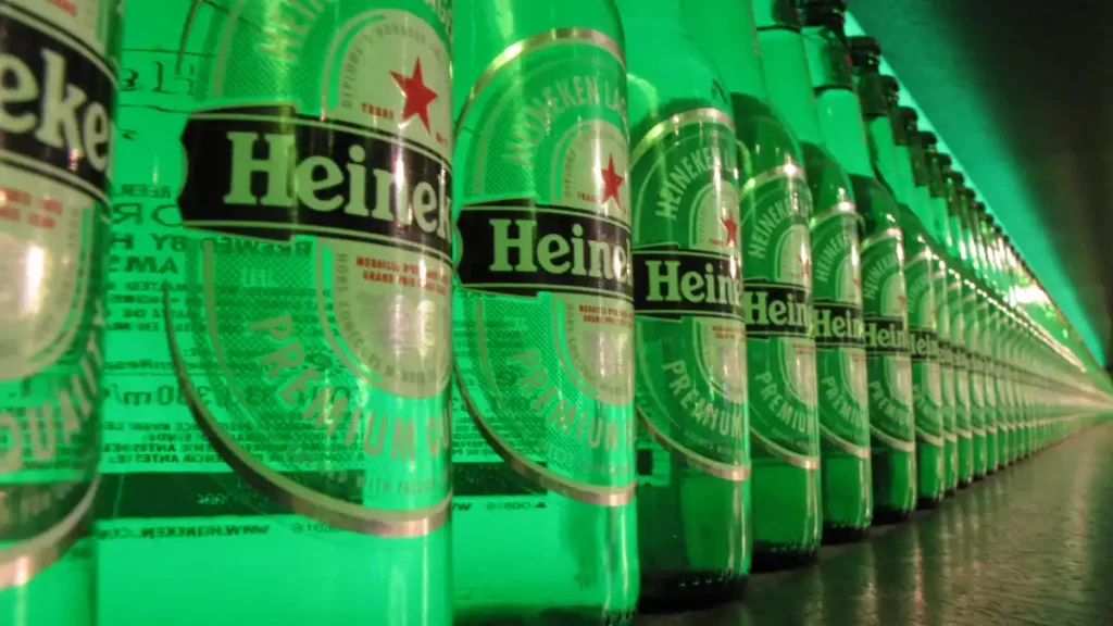 Grupo Heineken garrafas expostas