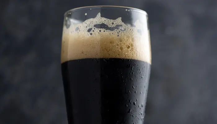 Relação entre cervejas escuras e o teor alcoólico
