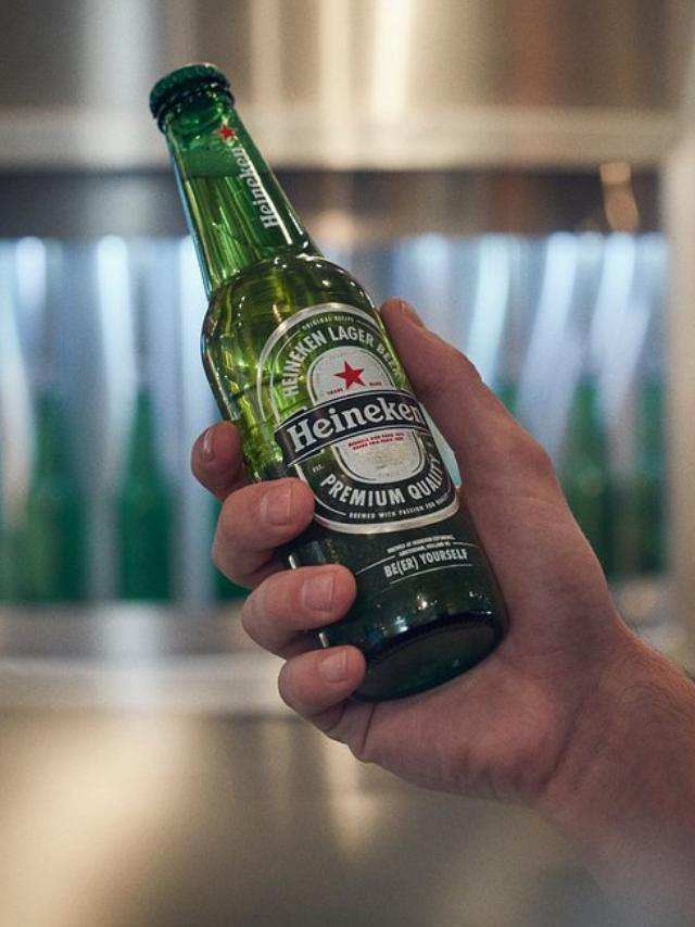 Garrafa long neck de cerveja Heineken