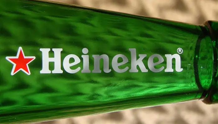 Garrafa de cerveja Heineken.