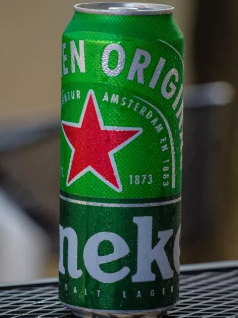 Lata de cerveja Heineken