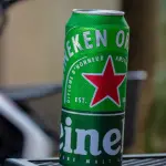 Lata de cerveja Heineken