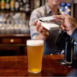 Pagando cerveja com cartão de crédito