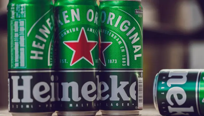 Latas de cerveja Heineken